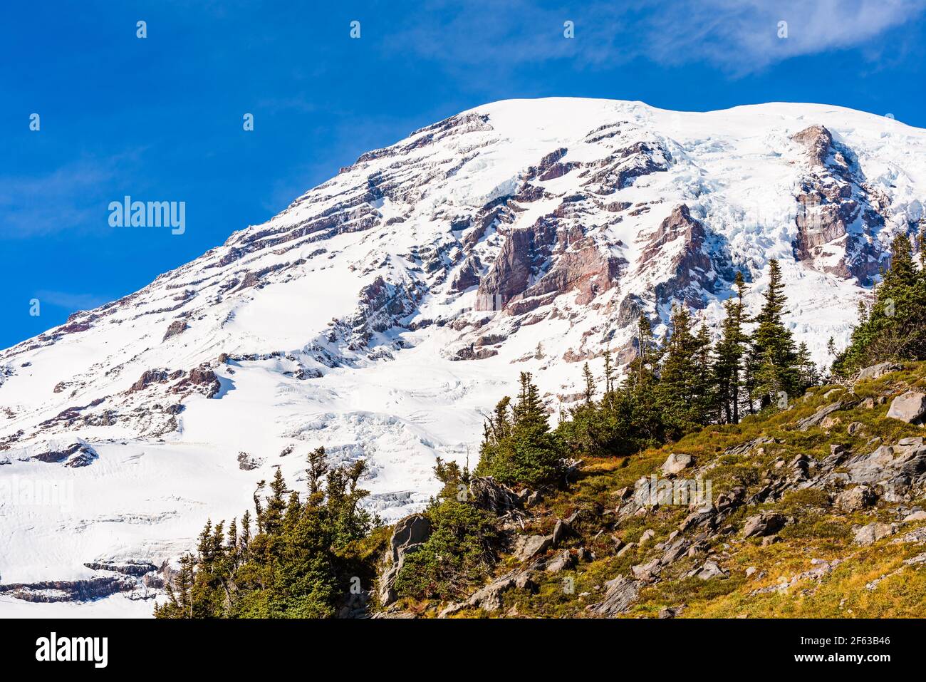 Il Parco Nazionale del Monte Rainier in tarda autunno dallo Skyline Trail mostra una vista dettagliata del fianco sud del cima vulcanica e ghiacciai Foto Stock