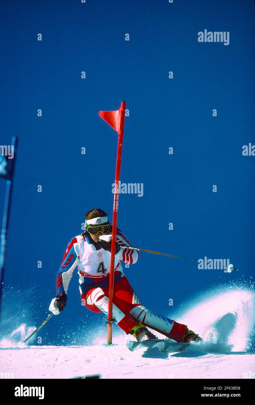 Tamara McKinney (USA) in gara nello slalom run femminile 1 Ai Giochi Olimpici invernali del 1988 Foto Stock