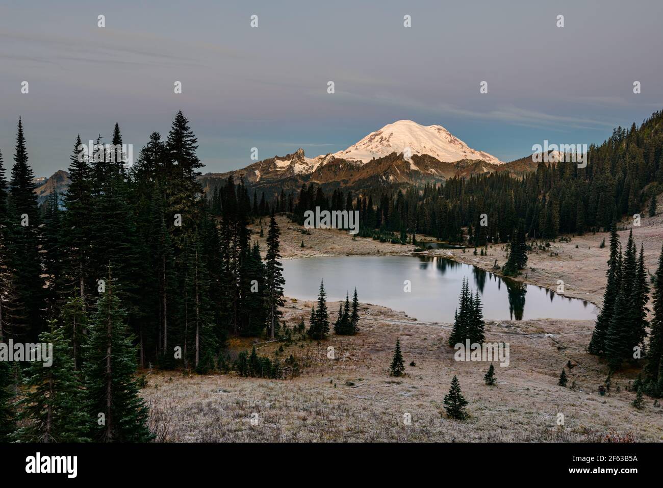 Alba caduta gelida al lago Tipsoo nel Monte Rainier National Parco con la montagna visibile all'orizzonte e il lago ad alta quota in primo piano Foto Stock