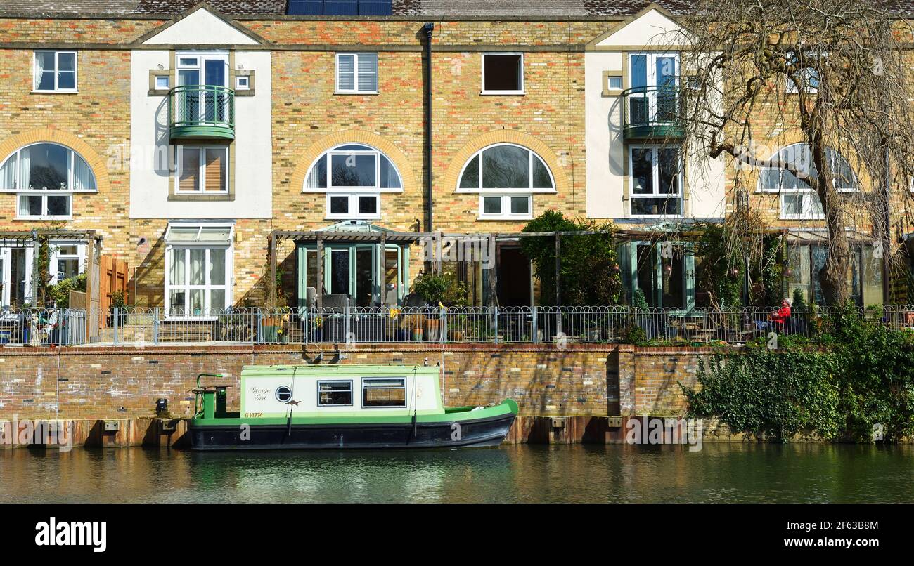 Riverside residenze con piccola barca stretta sul fiume Ouse a St Neots. Foto Stock
