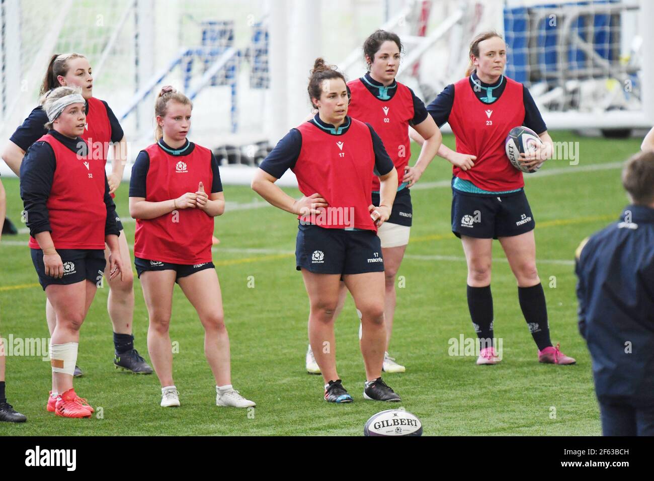 Oriam Sports CenterRiccarton, Edinburgh.Scotland UK. 29 Marzo 21 Scotland Women's Rugby Squad sessione di allenamento per il prossimo incontro di sei nazioni contro Inghilterra Pic mostra il Capitano Rachel Malcolm (C) (Loughborough Lighting) in azione . Credit: eric mcowat/Alamy Live News Foto Stock