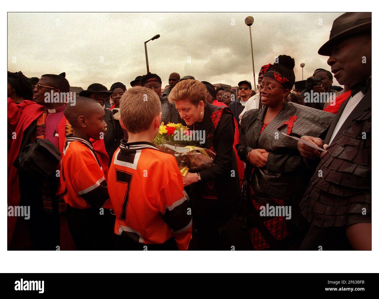 I membri della squadra di calcio locale di Broadwater Farm aprile 2000 presentano i fiori Bernie Grants vedova il servizio per il sig. Grant si è tenuto ad Alexandra Palace. Foto Stock