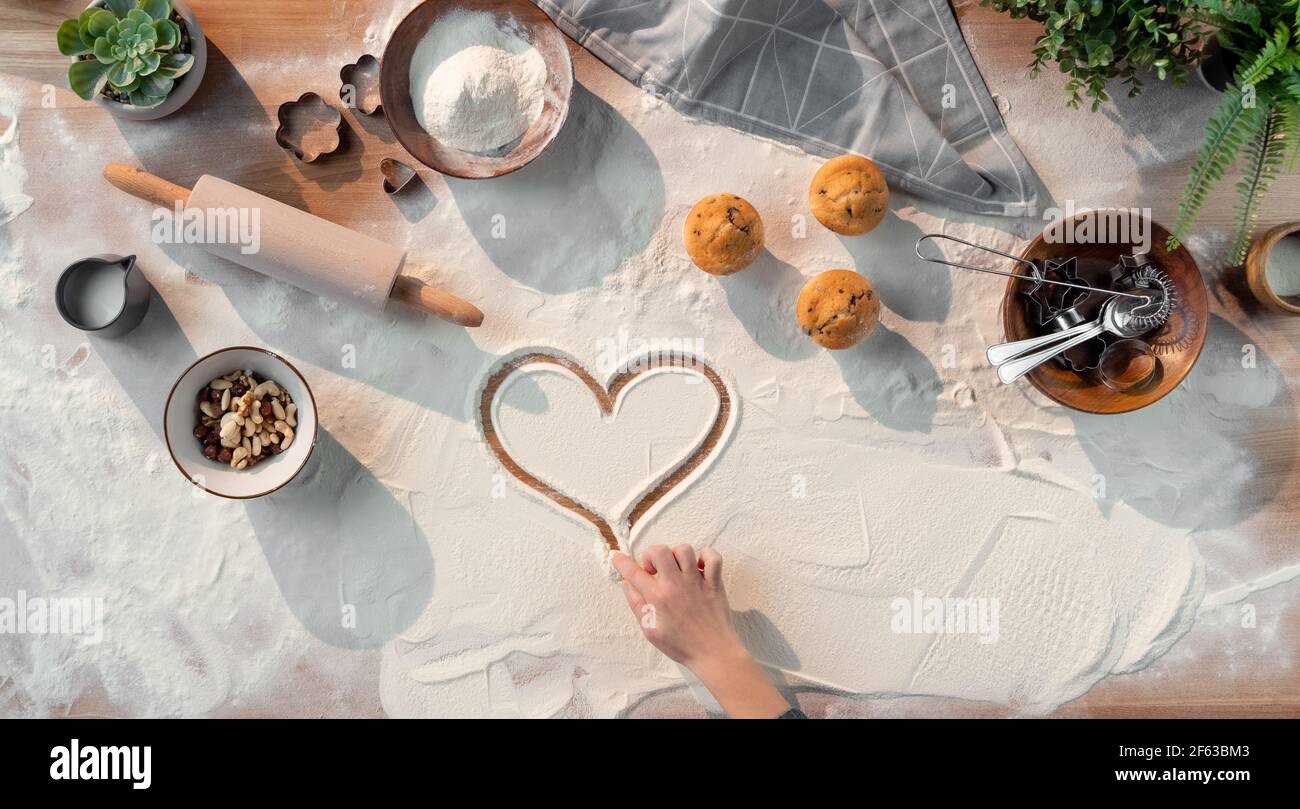 Vista dall'alto piatta degli ingredienti da forno, della scrivania e del concetto hobby. Foto Stock