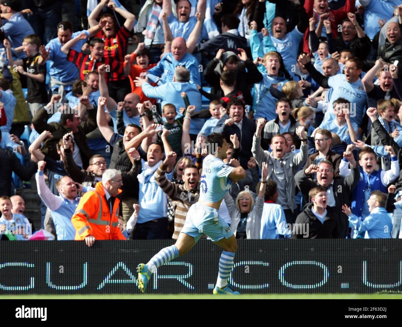 File photo datato 13-05-2012 del Sergio Aguero di Manchester City festeggia il terzo gol durante la partita Barclays Premier League all'Etihad Stadium di Manchester. Data di emissione: Lunedì 29 marzo 2021. Foto Stock