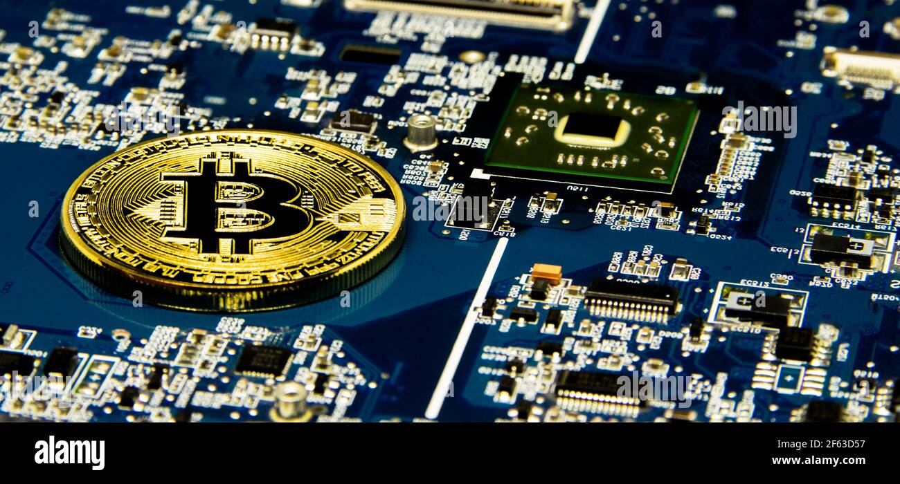 Bitcoin Mining Concept gold Bitcoin sulla scheda microchip Foto Stock