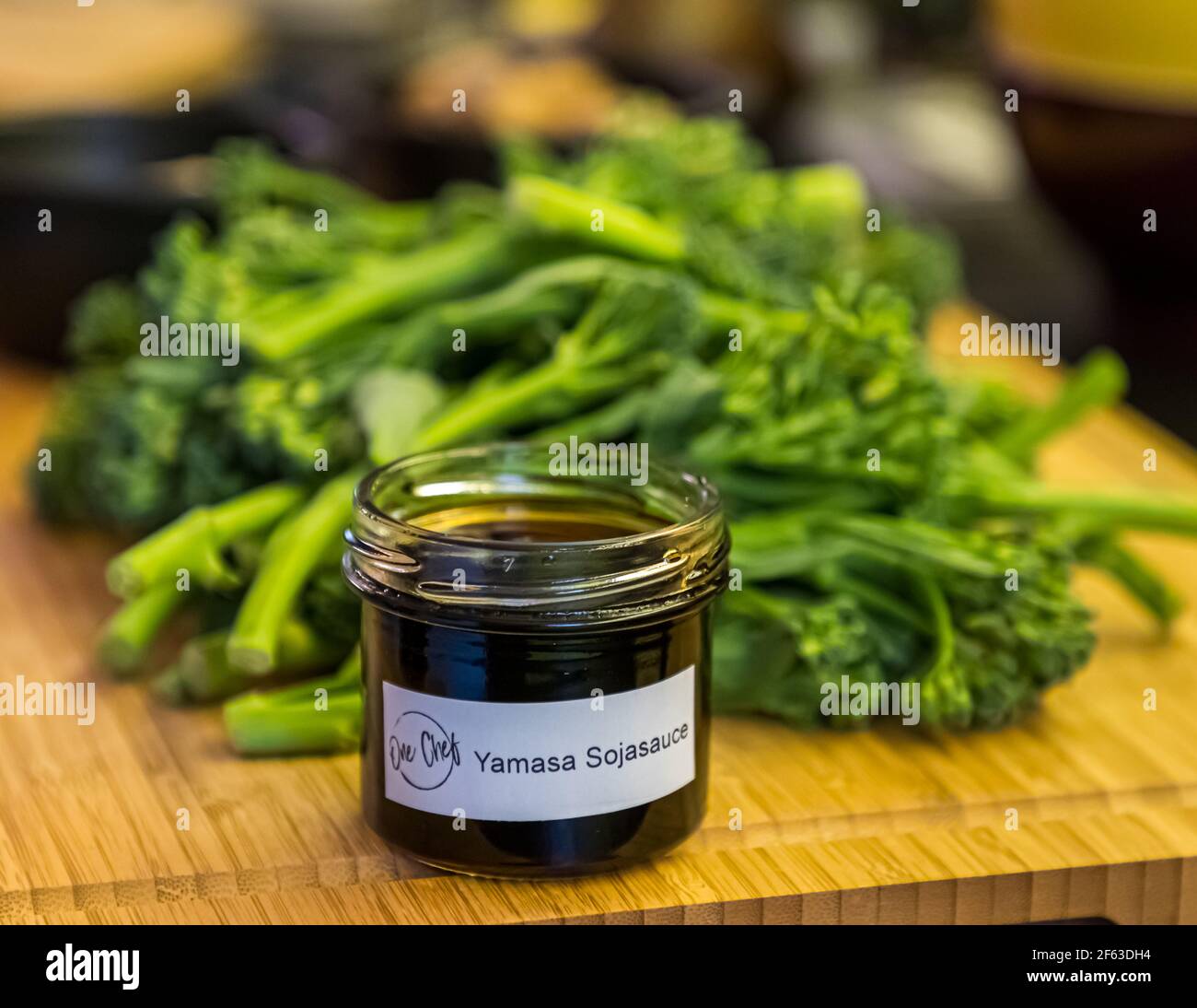 Corso di cucina online con il capo chef Song Lee del ristorante Nikkei Nine ad Amburgo. Poco prima di servire la portata principale, il Bimi ricondiinato entra nella padella ed è condito u. a. con una salsa di soia corposa Foto Stock