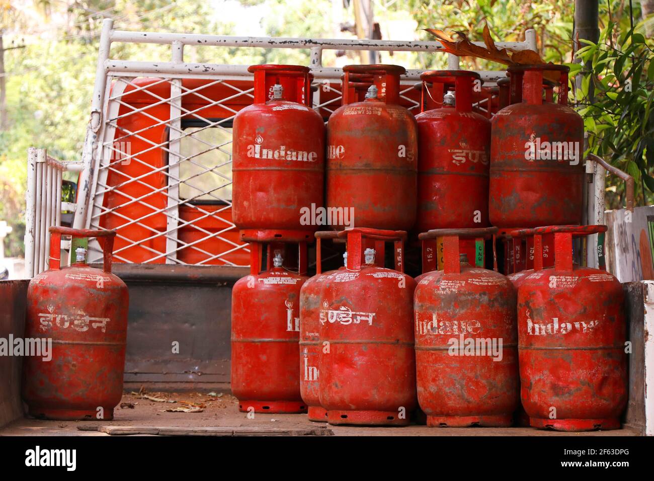 Kochi, Kerala, India -17 febbraio 2021 gas di petrolio liquido ( GPL ) che distribuisce in un veicolo per uso domestico Foto Stock