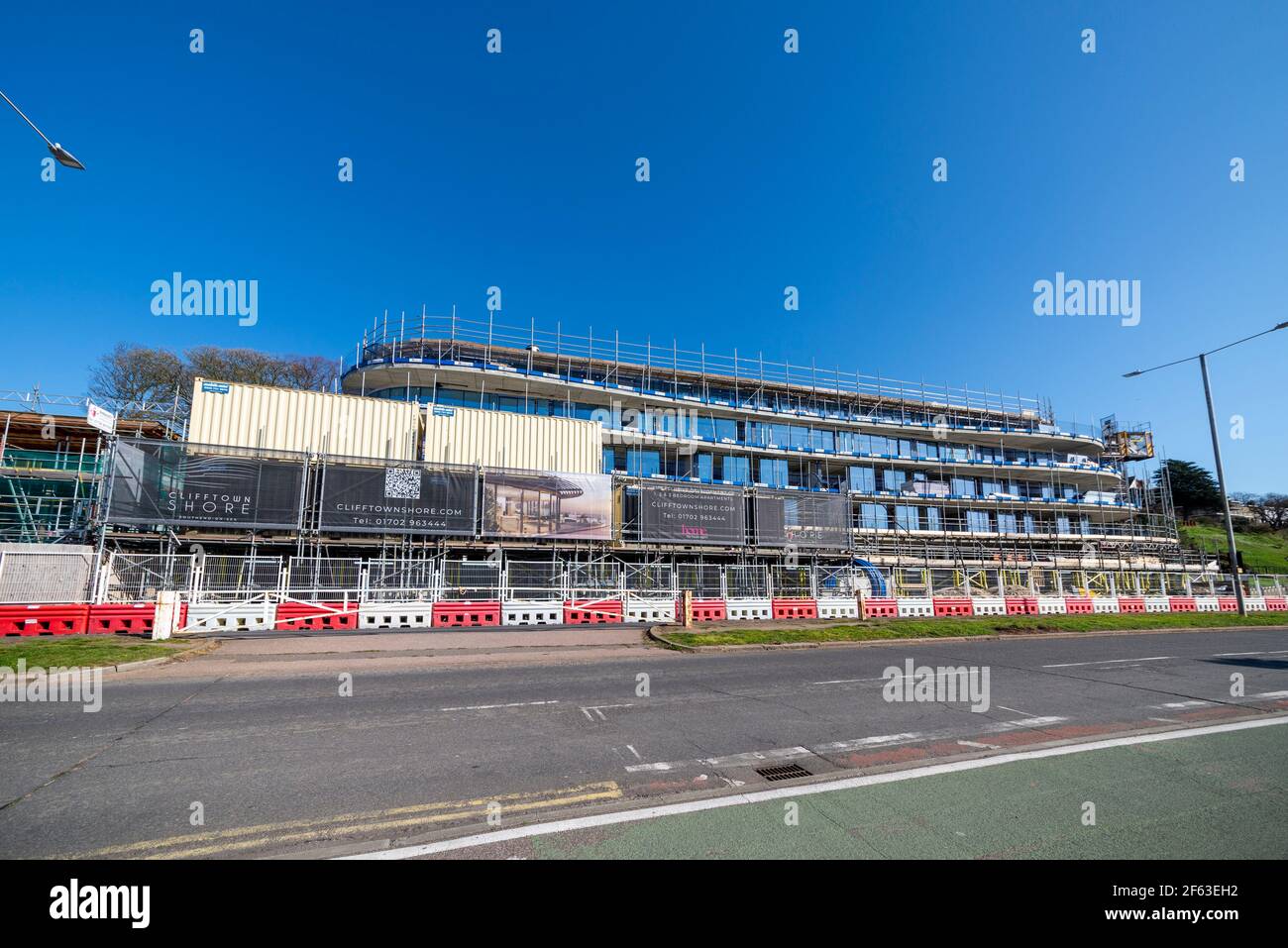 Sviluppo di Clifftown Shore a Southend on Sea, Essex, Regno Unito. Esclusivo edificio fronte mare sulla Western Esplanade con vista mare. Cielo blu Foto Stock