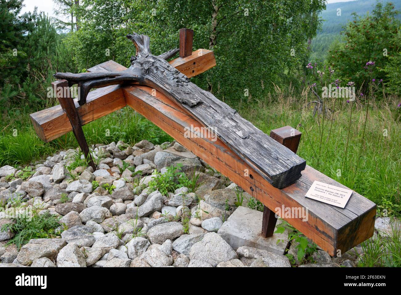 Stazione XI della Via Crucis: Gesù è inchiodato alla Croce. Kalvária na Peknú vyhliadku. Starý Smokovec, Slovacchia. 2020-07-27. Foto Stock