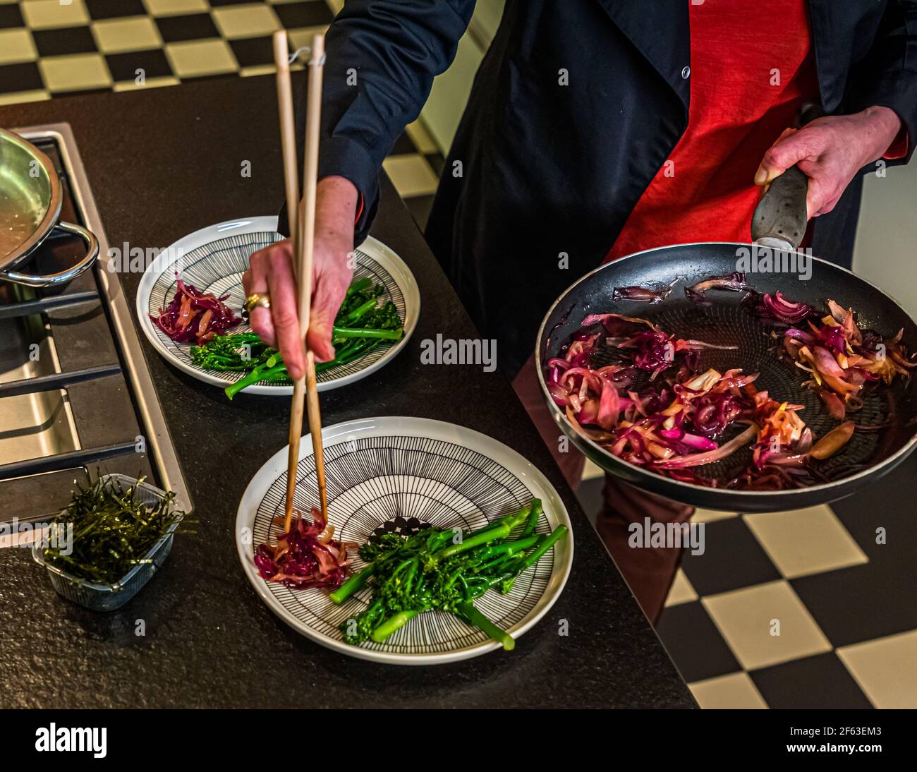 Tutto viene insieme per la portata principale: True Wilderness Entrecote con Ponzu Onions, Bimi e Nabe Rice. Corso di cucina online con il capo chef Song Lee del ristorante Nikkei Nine ad Amburgo Foto Stock