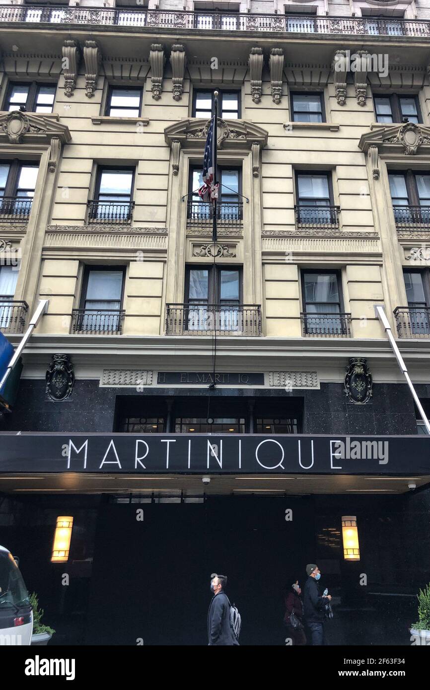 New York, Stati Uniti. 24 Marzo 2021. Il Martinique Hotel at 32nd Street e Broadway a Manhattan rimane chiuso il 24 marzo 2021 dopo che i suoi operatori non sono riusciti a raggiungere un accordo finanziario con il proprietario, i creditori e i sindacati dei dipendenti. La direzione ha chiuso l'hotel con 531 camere il 18 marzo. I viaggi limitati a causa della pandemia di Covid-19 hanno portato a tassi di occupazione record-bassi. La Martinica è uno dei più antichi alberghi di Manhattan, inaugurato nel 1899, secondo i documenti depositati presso il tribunale fallimentare. (Foto di Samuel Rigelhaupt/Sipa USA ) Credit: Sipa USA/Alamy Live News Foto Stock