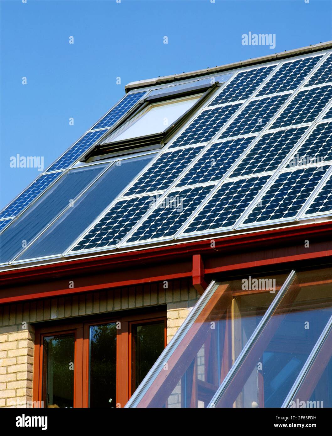 Primo piano del tetto posteriore della casa solare di sue Roaf, Oxford, che mostra pannelli solari per il riscaldamento dell'acqua e celle fotovoltaiche per la generazione di elettricità. Foto Stock
