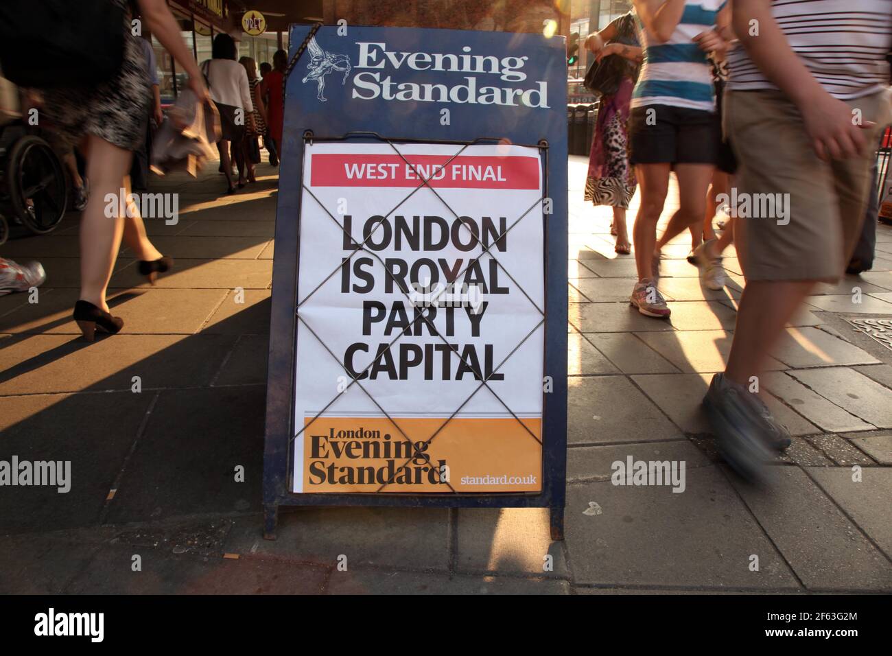 Londra, Inghilterra, Victoria Station, metropolitana, Westminster Abbey, London Evening Standard, Turismo, pendolari. Foto Stock