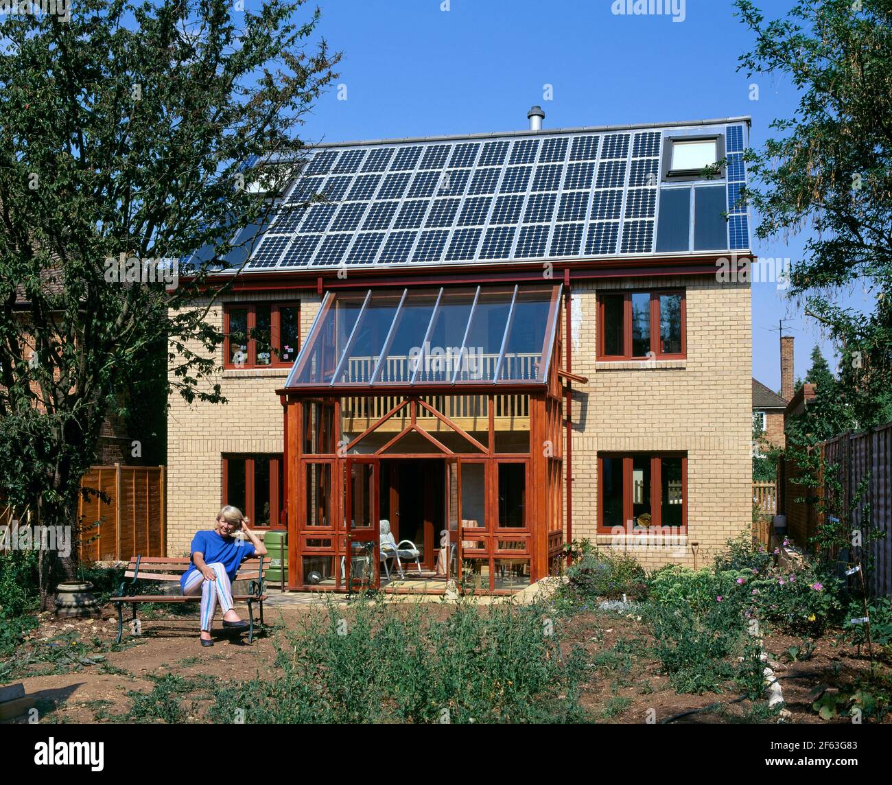 Architetto Dr. Sue Roaf e la sua casa solare auto-progettato, Oxford, poco dopo che è stato costruito nel 1995. Foto Stock