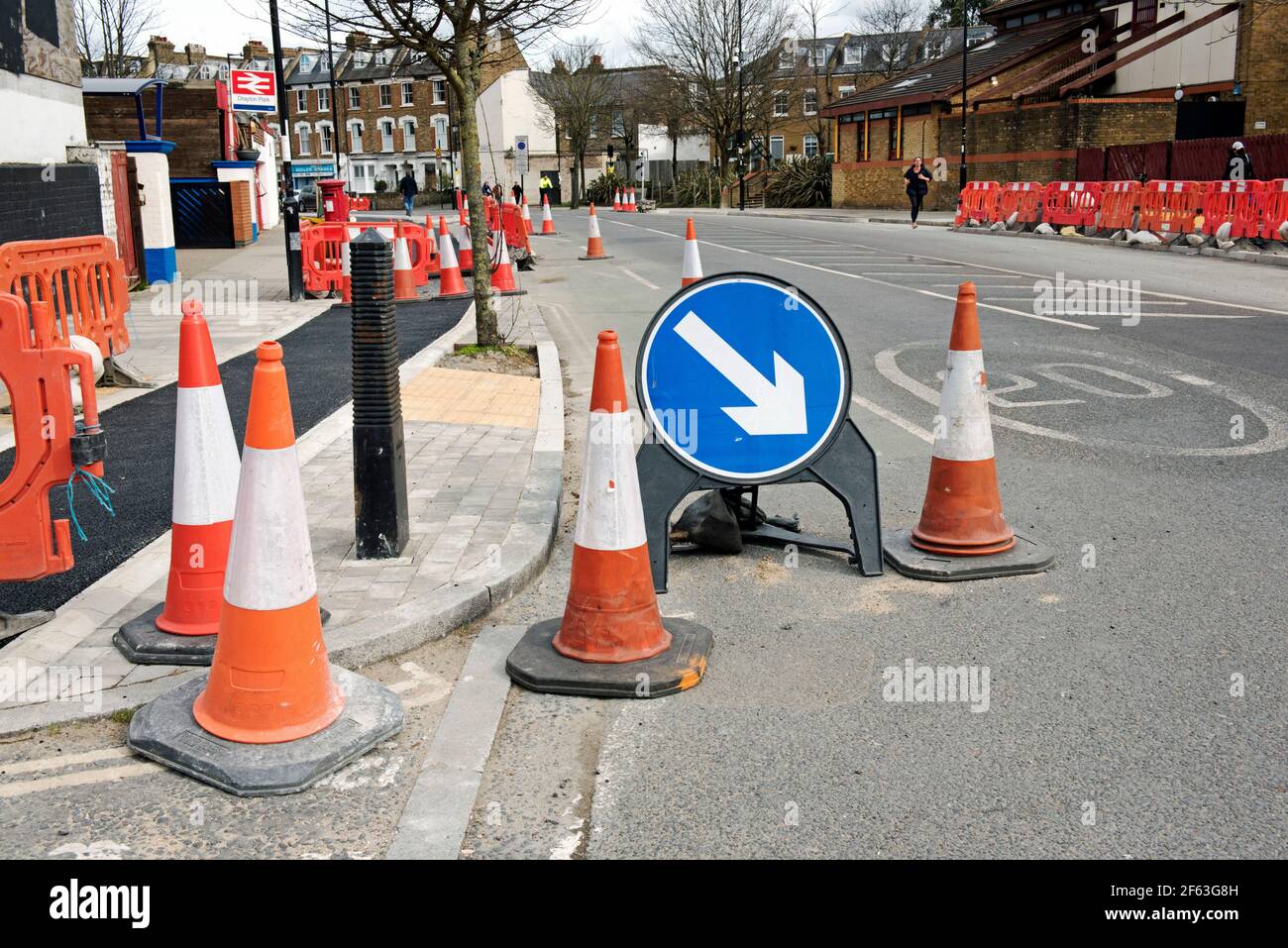 Road lavora con coni e freccia direzione segno costruzione ciclo Corsie parte dello schema di quartiere a basso traffico Drayton Park Highbury Foto Stock