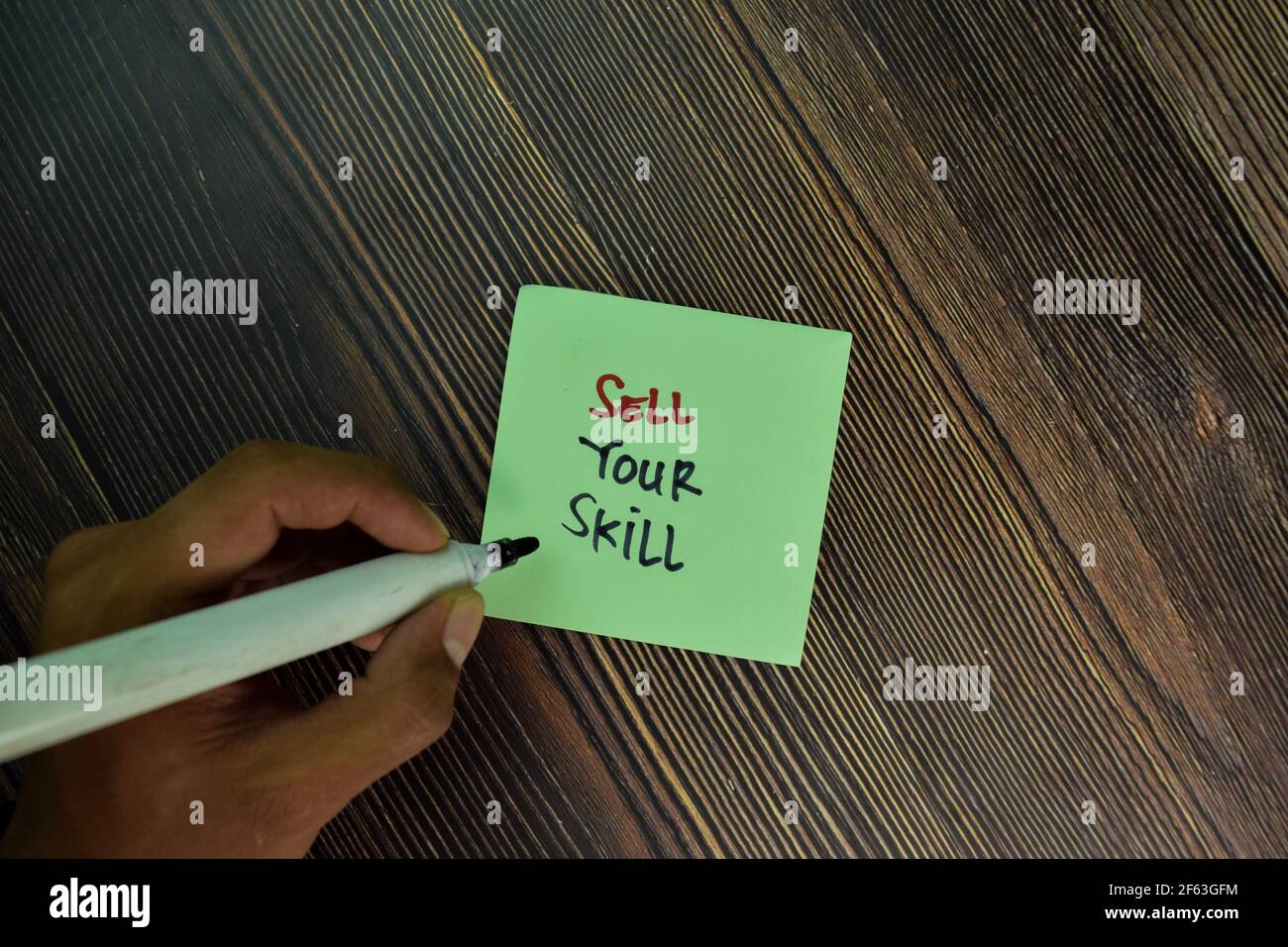 Vendi la tua abilità scrivere su note appiccicose isolato su tavola di legno. Foto Stock
