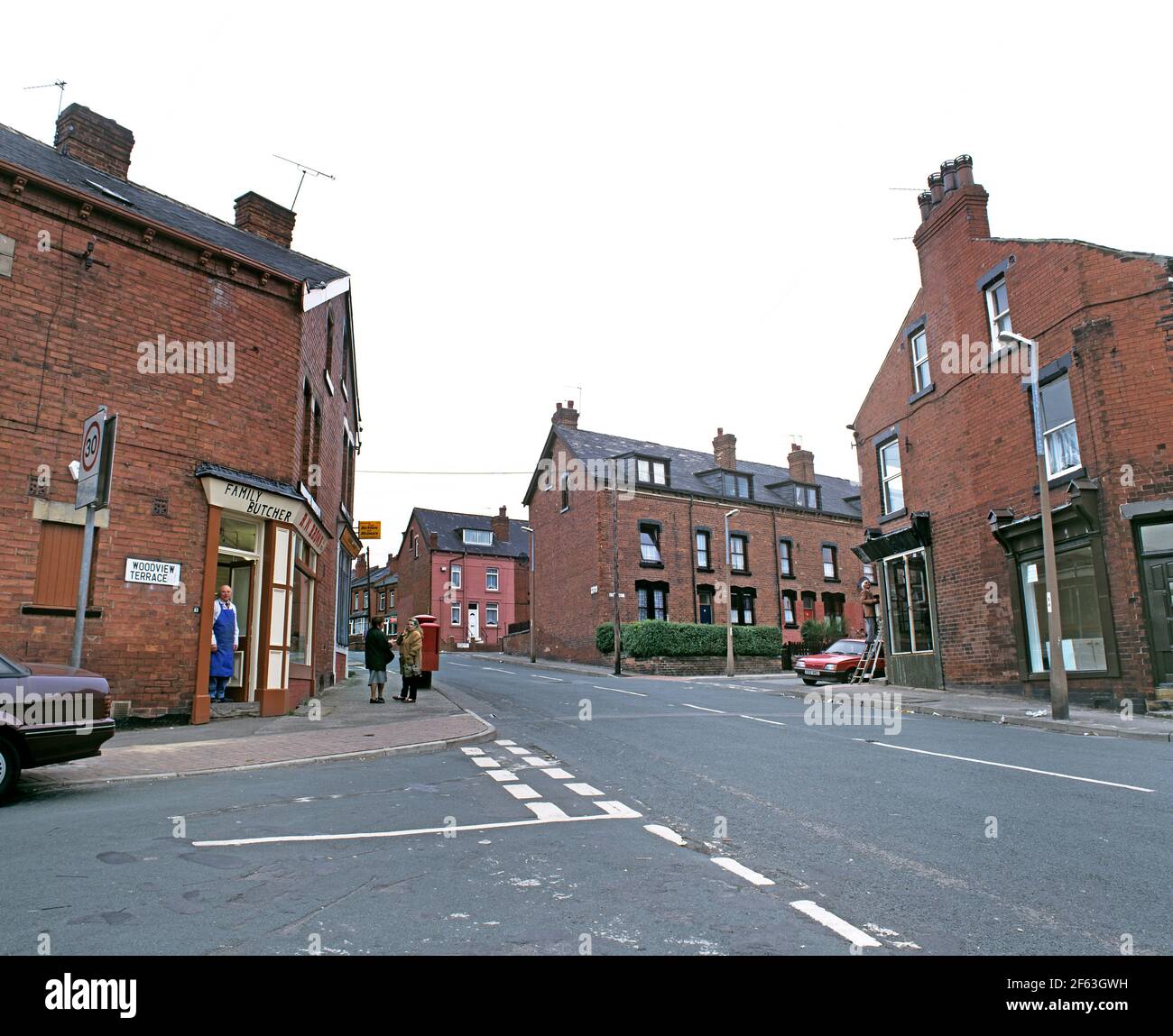 Trentham St. Leeds nel 1994. Le terrazze sulla destra sono 'back-to-backs'. Il macellaio è andato - sostituito da un parrucchiere. Foto Stock