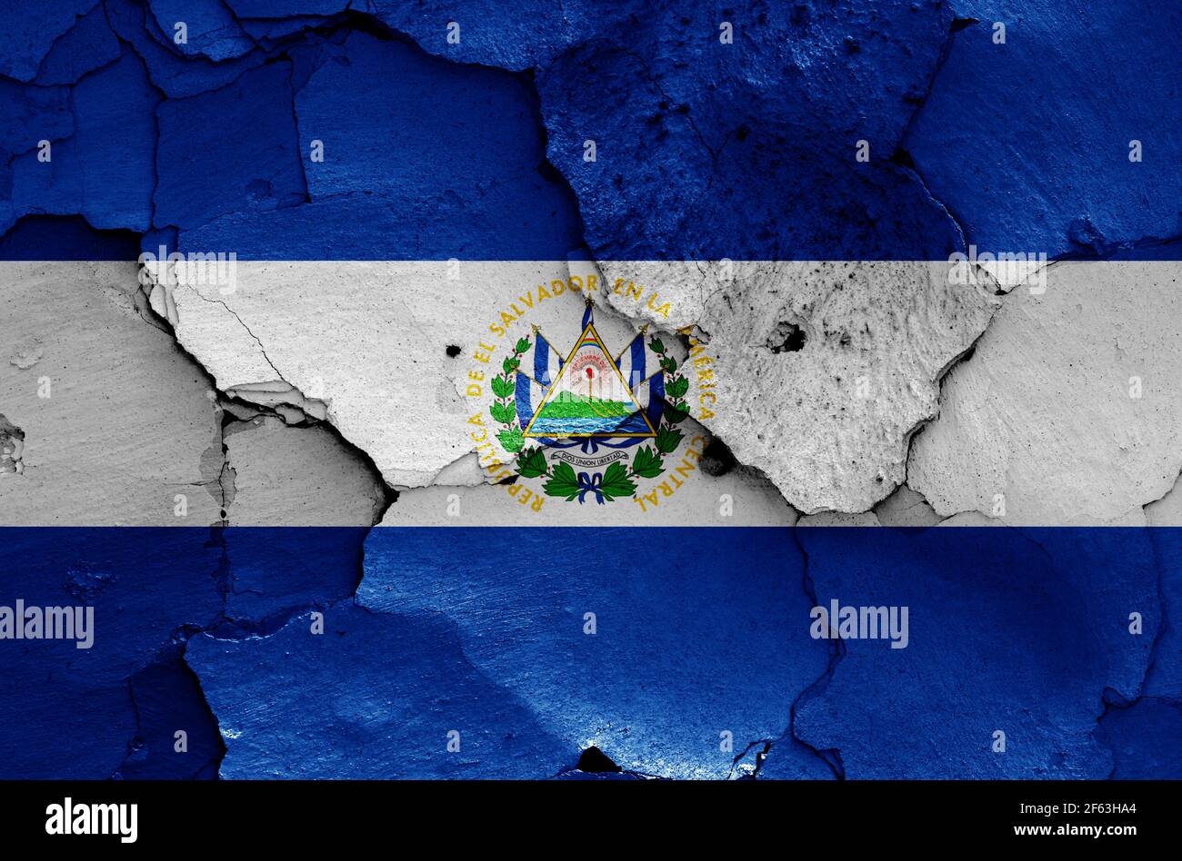 Bandiera di El Salvador dipinta su parete fessurata Foto Stock