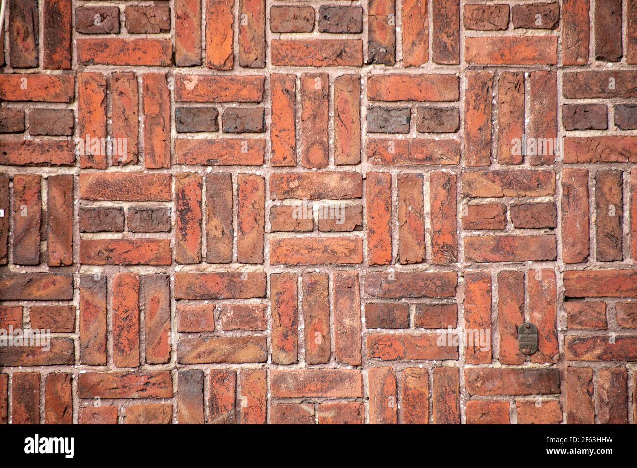 Modello su un muro di mattoni rossi nel distretto di Ullanlinna di Helsinki, Finlandia Foto Stock