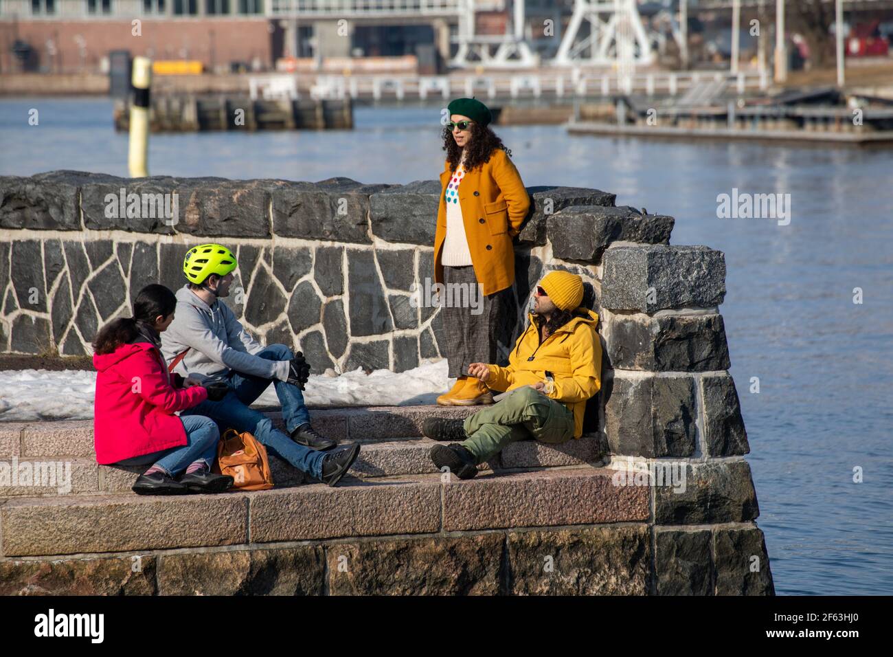 Le persone che si godono una calda giornata di primavera a Kaivopuistonranta. Helsinki, Finlandia. Foto Stock