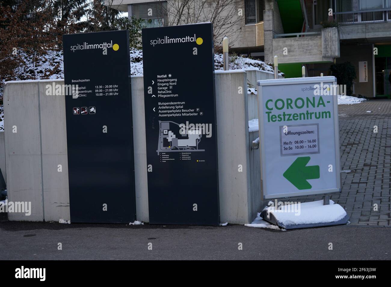 Ospedale Limmattal in Svizzera, cartelli con piani del sito in lingua tedesca e centro di test corona con orari di apertura. Foto Stock