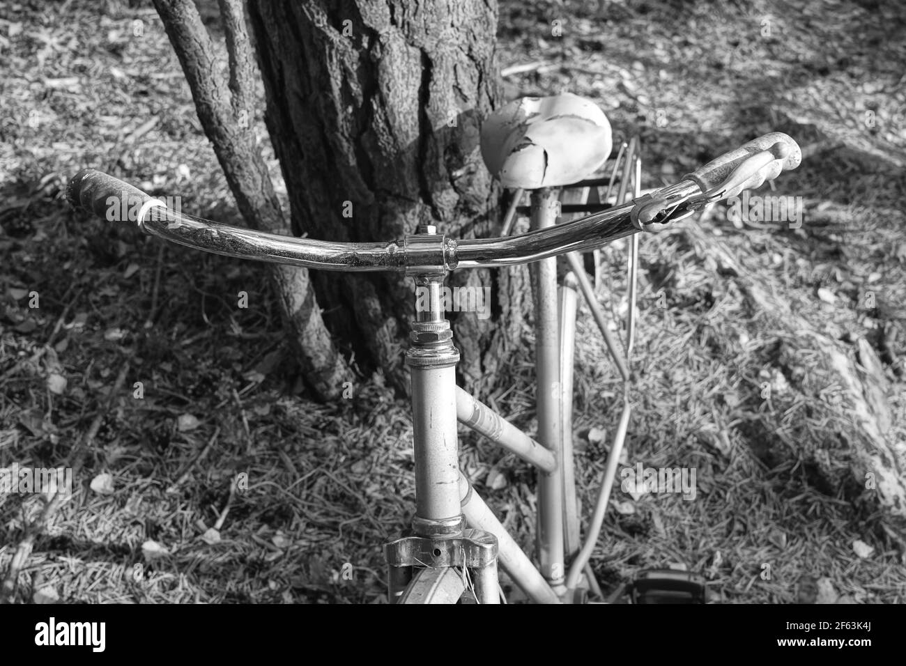 Bicicletta abbandonata con la ruota posteriore mancante Foto Stock