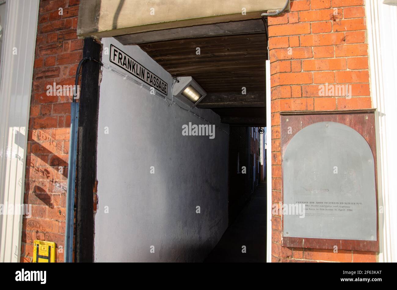 Franklin Passage accanto al luogo di nascita di Sir John Franklin (ora Couplands Bakery) e targa commemorativa a Spilsby, Lincolnshire, Inghilterra. Foto Stock