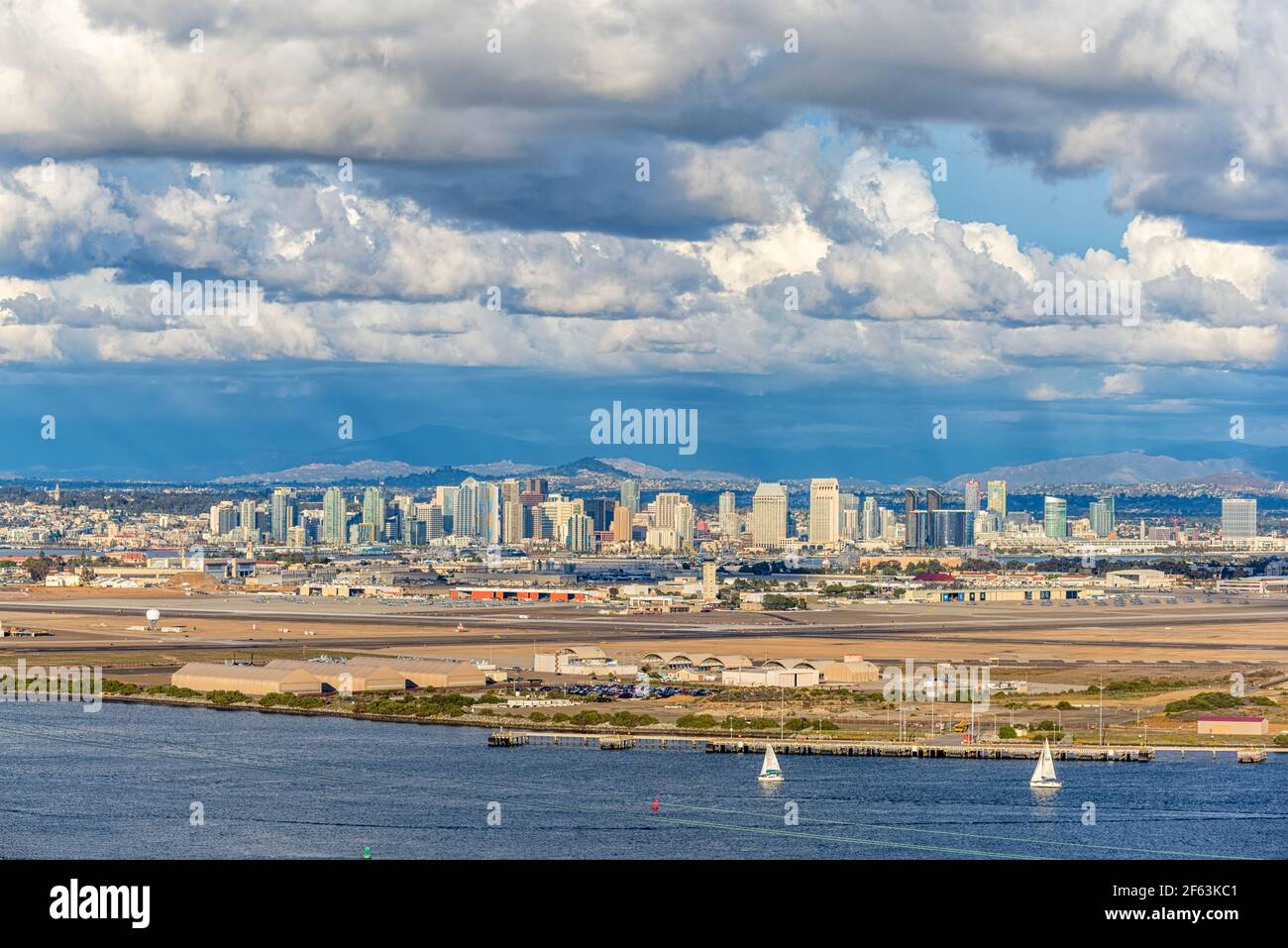 San Diego Skyline e San Diego Harbour in un tardo pomeriggio invernale. San Diego, California, Stati Uniti. Foto Stock