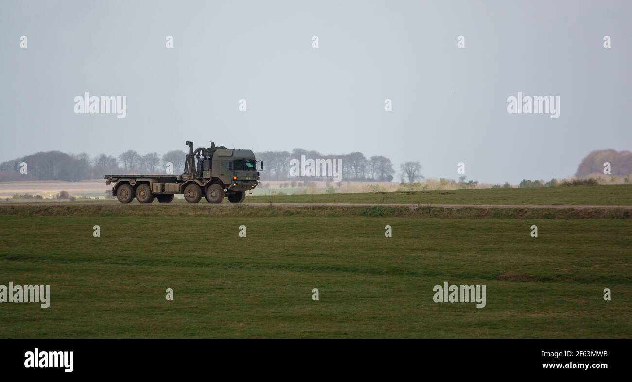 VEICOLO logistico dell'esercito MAN SV 4x4 che guida lungo una pista sterrata su manovre, Salisbury Plain Wiltshire Foto Stock