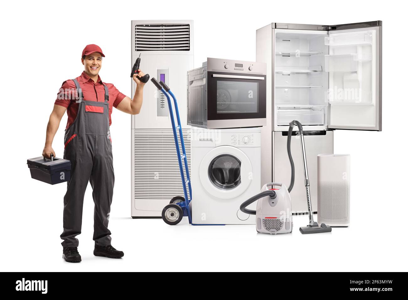Ritratto a lunghezza intera di un riparatore con una cassetta degli attrezzi e un trapano che si trova di fronte a elettrodomestici isolati su sfondo bianco Foto Stock