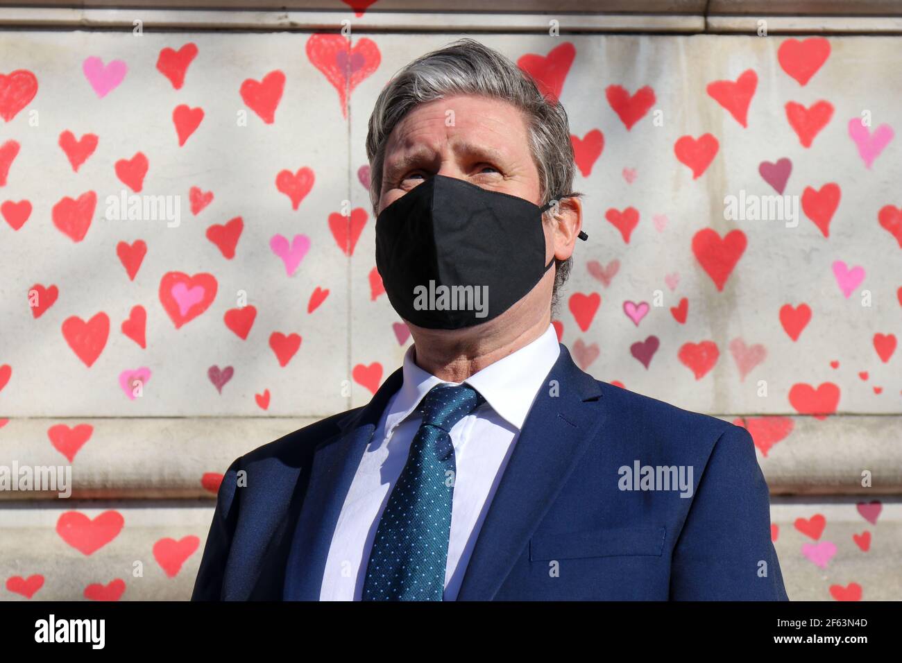 LONDRA, REGNO UNITO. 29 MARZO: Il leader del lavoro Keir Starmer visita il National Covid-19 Memorial Wall sulla South Bank di Londra di fronte alle Camere del Parlamento, ogni cuore rosso rappresenta una delle 150,000 vittime che sono morte durante la Pandemica raffigurata lunedì 29 marzo 2021. (Credit: Lucy North | MI News) Credit: MI News & Sport /Alamy Live News Foto Stock