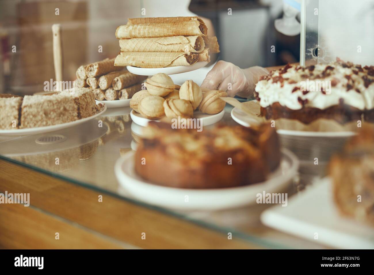 Dolci deliziosi. Panetteria e ristorante deserti. Cibo dolce, buffet. Cibo malsano. Pezzi di torta Foto Stock