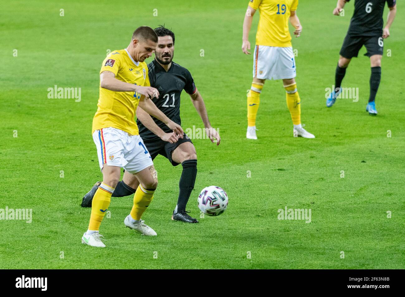 Bucarest, Romania. 28 Marzo 2021. Razvan Marin n° 18 della Romania e Ilkay Gundogan n° 21 della Germania durante la Coppa del mondo FIFA 2022 Qualifying Round tra le squadre nazionali di Romania e Germania alla National Arena di Bucarest, Romania. 28.03.2021. Foto: Copyright 2020, Credit: Cronos/Alamy Live News Foto Stock