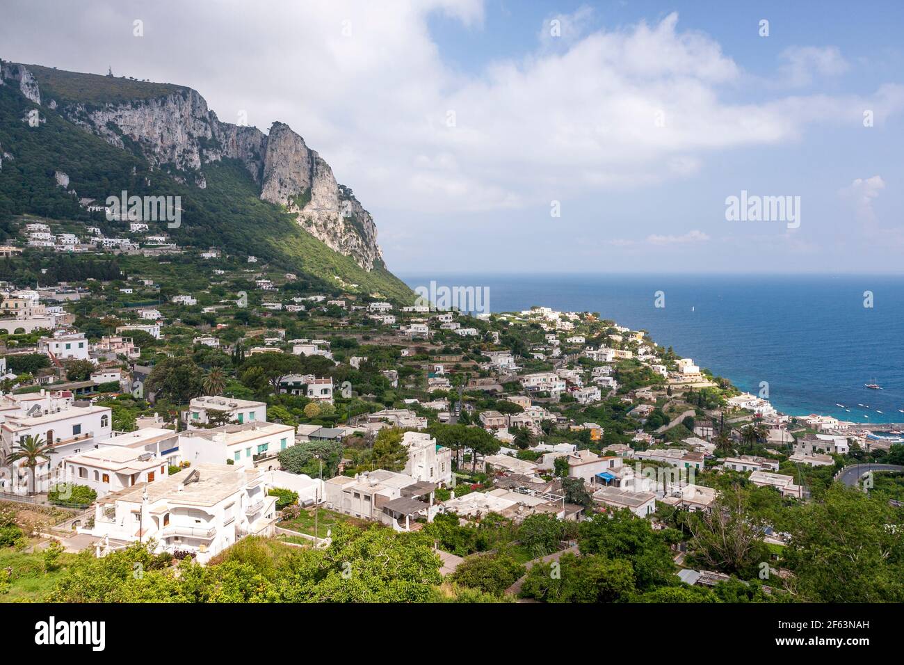 Vista sull'isola di Capri nella baia di Napoli, Campania, Italia Foto Stock