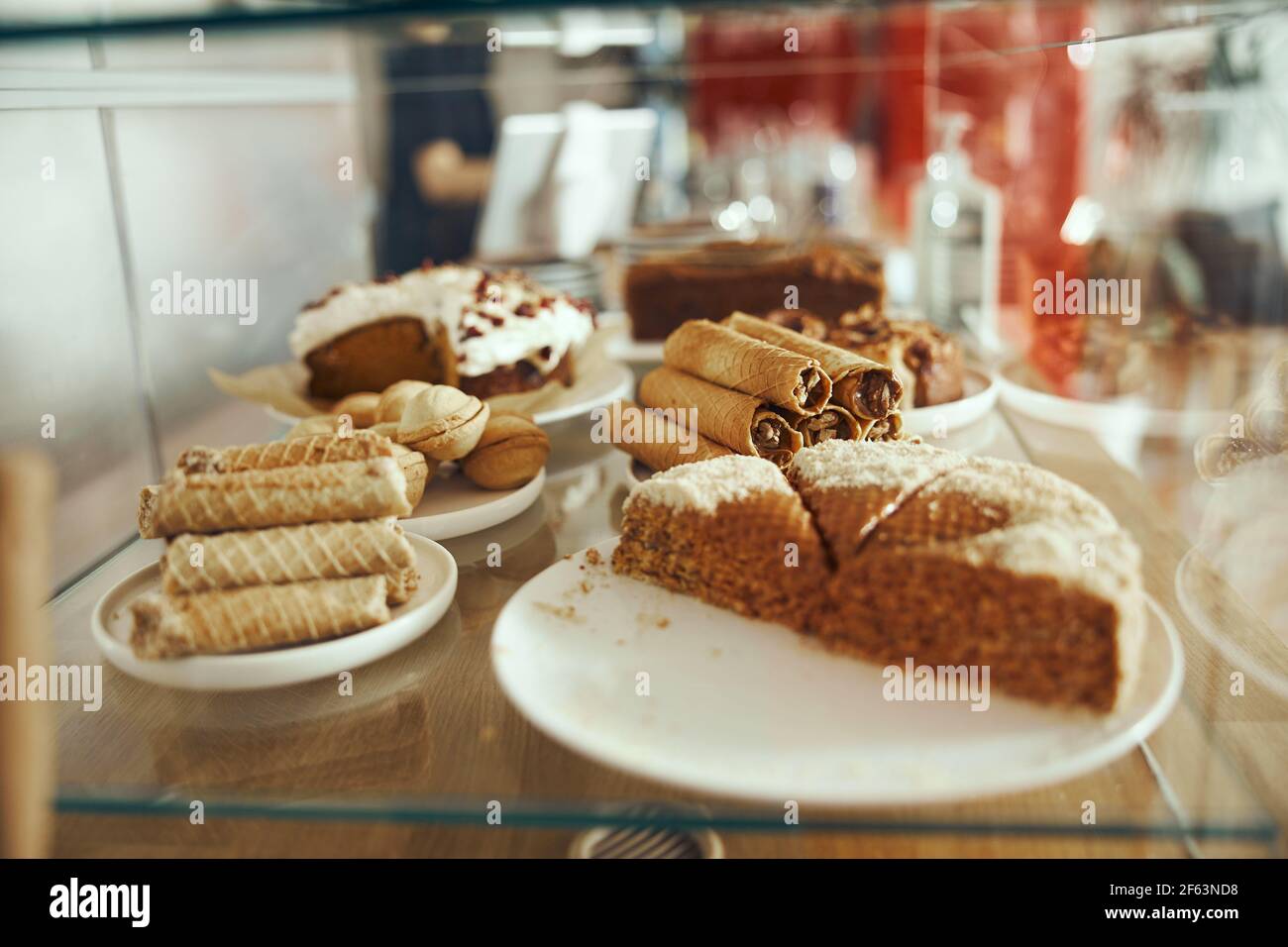 Dolci deliziosi. Panetteria e ristorante deserti. Cibo dolce, buffet. Cibo malsano. Pezzi di torta Foto Stock