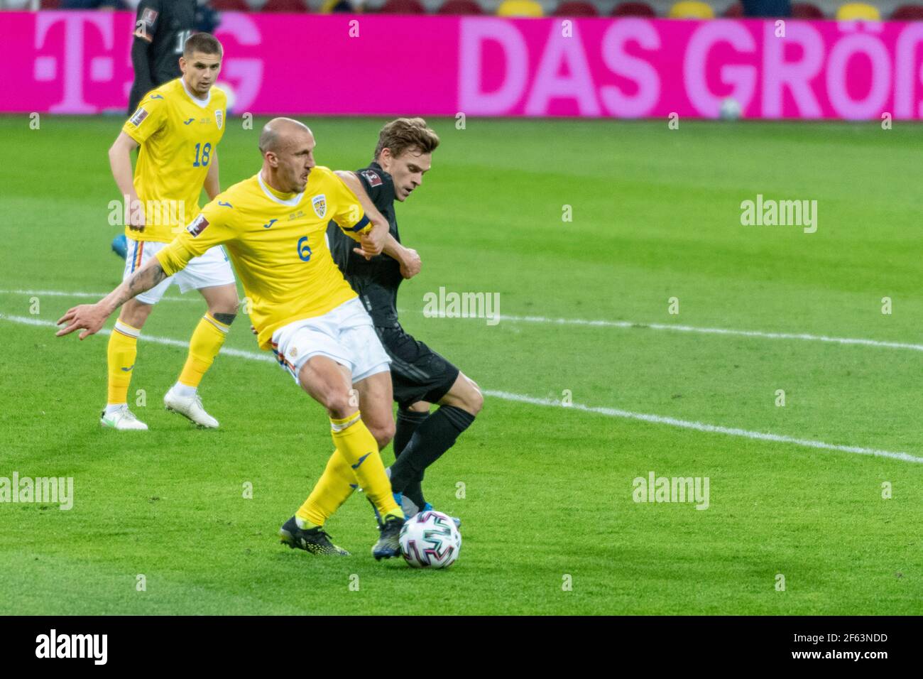 Bucarest, Romania. 28 Marzo 2021. 6 della Romania e 4 della Germania di Matthias Ginter durante la Coppa del mondo FIFA 2022 Qualifying Round tra le squadre nazionali di Romania e Germania alla National Arena di Bucarest, Romania. 28.03.2021. Foto: Copyright 2020, Credit: Cronos/Alamy Live News Foto Stock