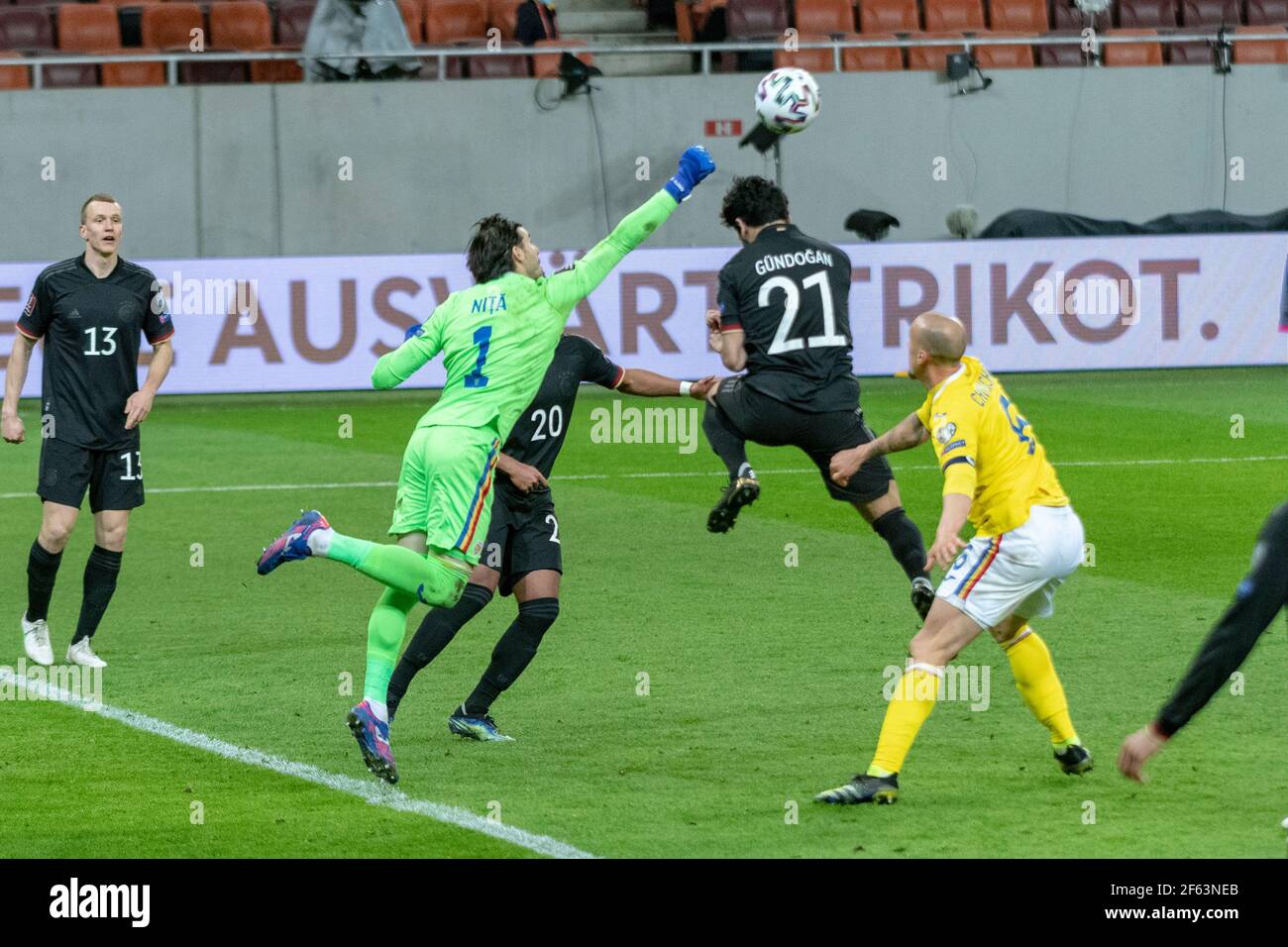 Bucarest, Romania. 28 Marzo 2021. Florin Nita n° 1 della Romania e Ilkay Gundogan n° 21 della Germania durante la Coppa del mondo FIFA 2022 Qualifying Round tra le squadre nazionali di Romania e Germania alla National Arena di Bucarest, Romania. 28.03.2021. Foto: Copyright 2020, Credit: Cronos/Alamy Live News Foto Stock