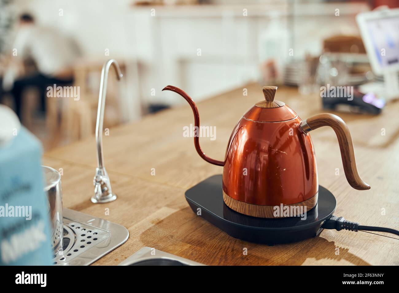Metodo alternativo per preparare il caffè utilizzando un filtro a imbuto, accessori per bevande al caffè su un tavolo di legno. Foto Stock