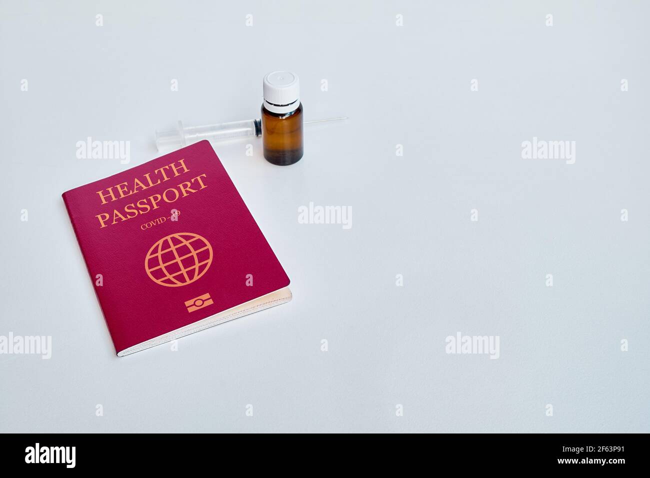 Certificato di passaporto sanitario vaccinazione COVID-19 per i viaggi. Passaporto dell'immunità, concetti di salute e sorveglianza. Sfondo bianco della tabella Foto Stock