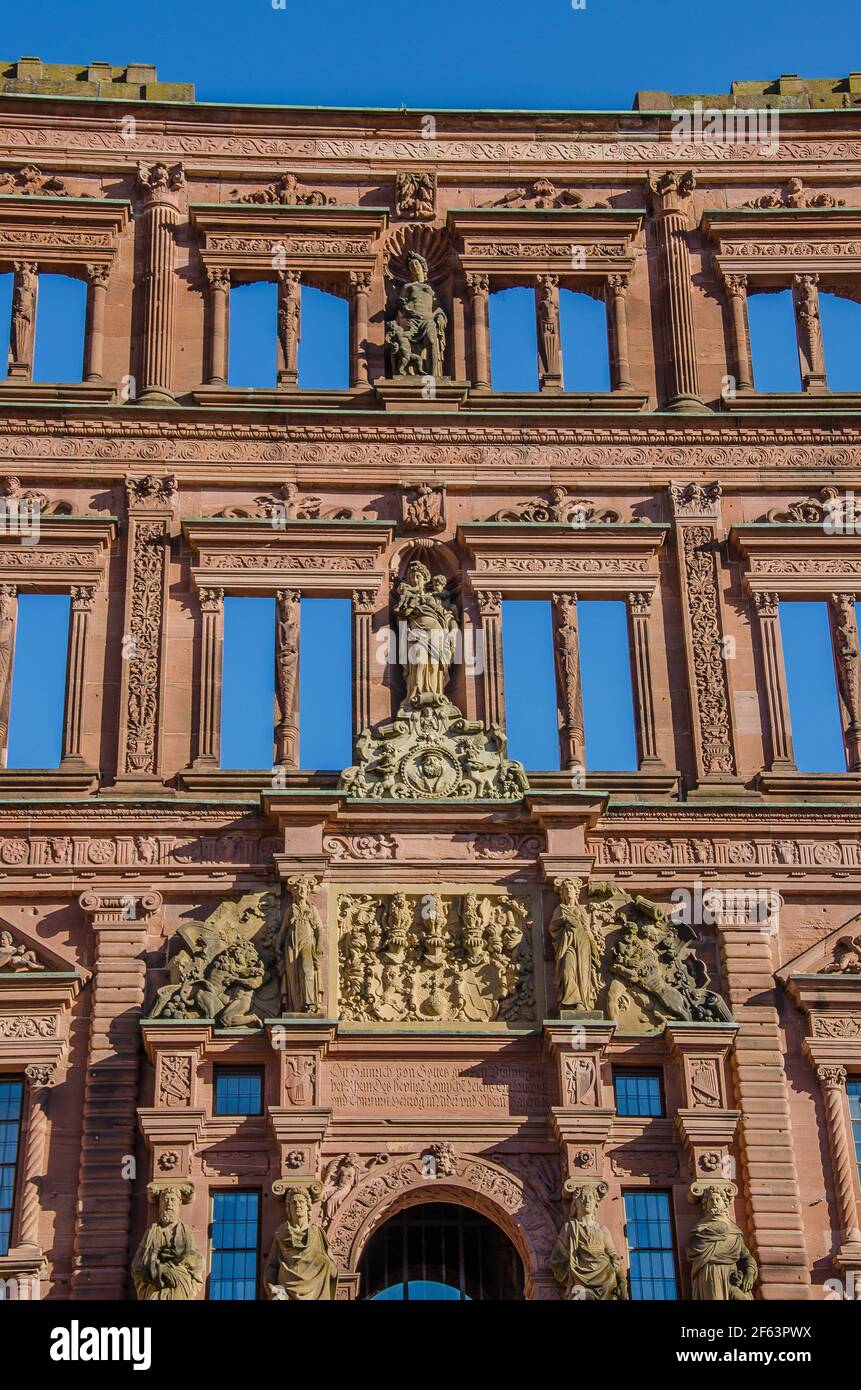 Heidelberg è una città universitaria dello stato tedesco del Baden-Württemberg, situata sul fiume Neckar, nella Germania sud-occidentale. Foto Stock