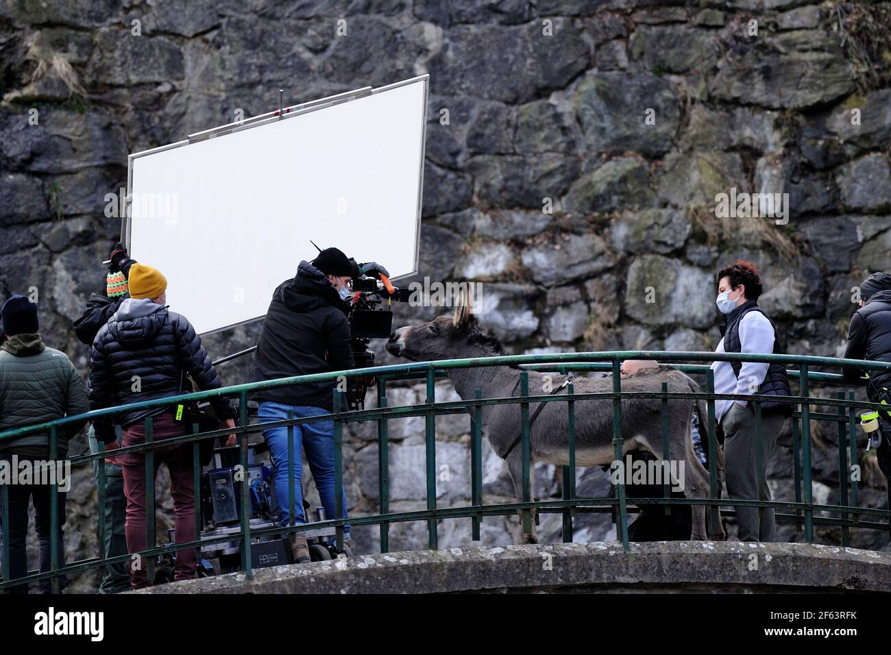 Lubachow, Lake Bystrzyckie, Polonia, marzo 29th 2021, il regista polacco Jerzy Skolimowski sta realizzando un nuovo film, un'interpretazione contemporanea di Robert Bresson 'Au hasard Balthazar' del 1966. Il film presenterà la stella del cinema Sophia Loren. Lorenzo Zurzolo, Sandra Drzymalska, Mateusz Kościukiewicz, Tomasz OrganekEO un film di Jerzy Skolimowski, Lorenzo Zurzolo, Sandra Drzymalska, Mateusz Kościukiewicz, Tomasz Organek, Foto: Kazimierz Jurewicz / Alamy Live News Foto Stock