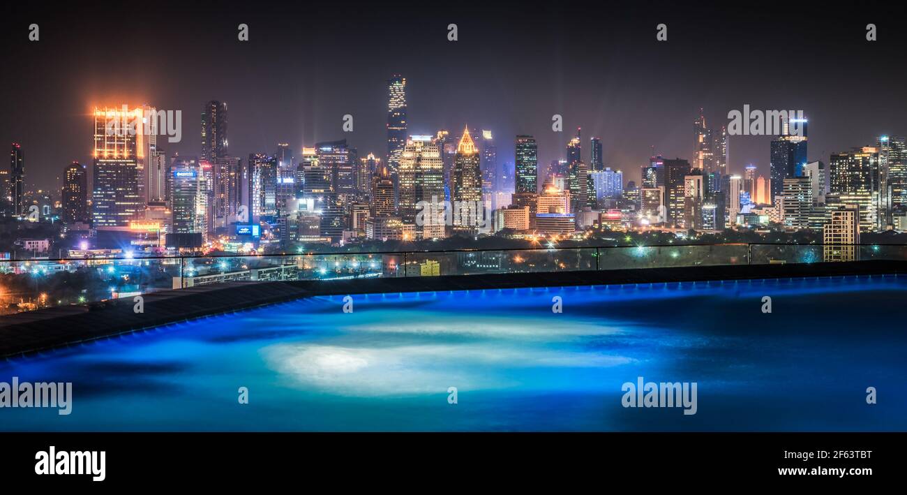 Il paesaggio urbano di Bangkok con i grattacieli visti dal tetto Con piscina Foto Stock