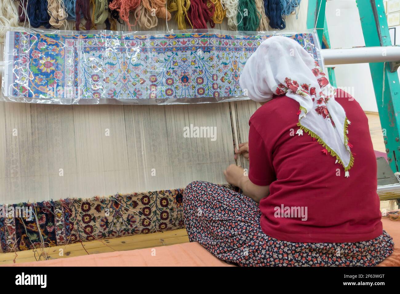 Donna tessitura tappeto in Cappadocia, Turchia Foto Stock