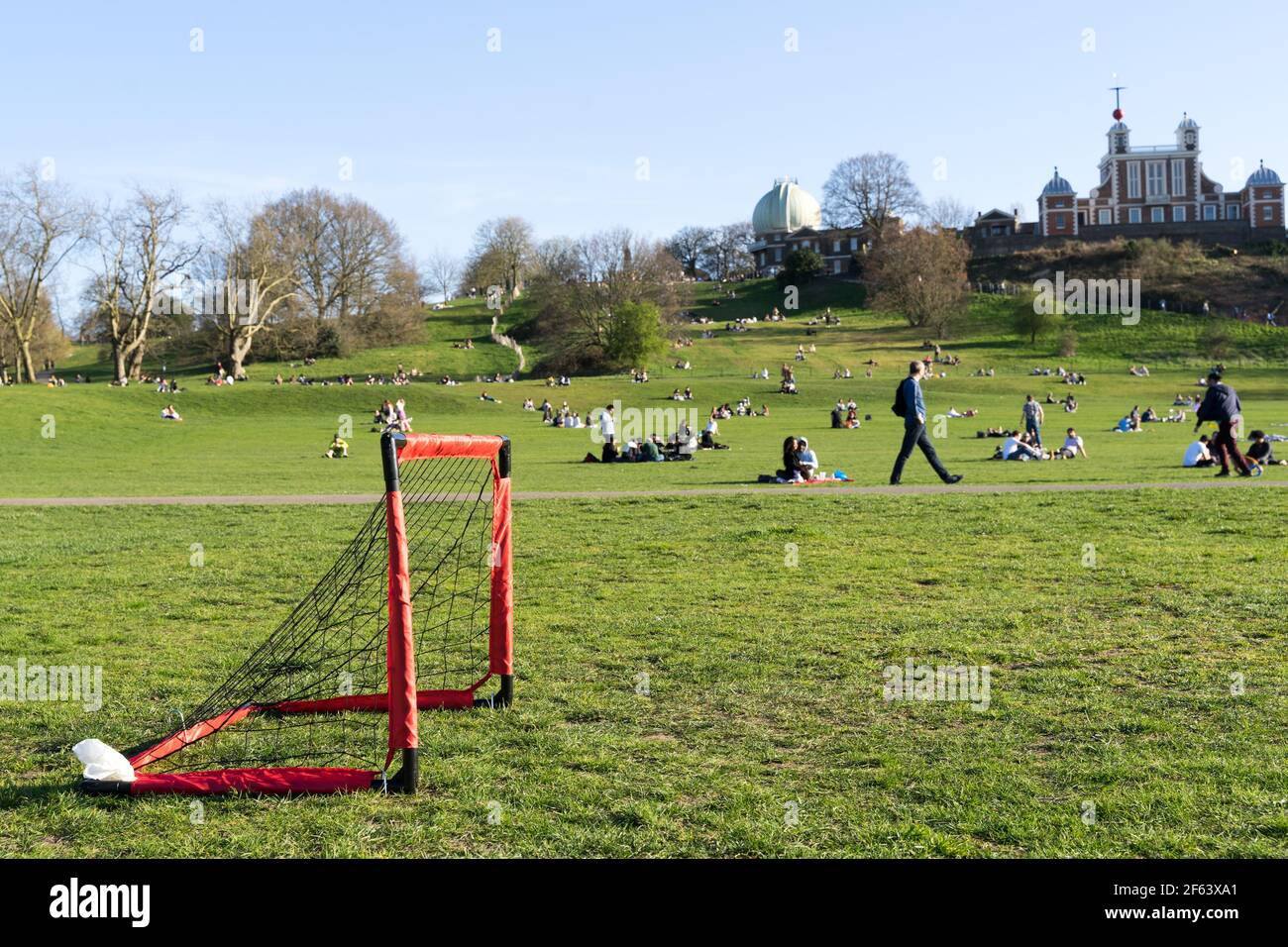 29 Marzo 2021 : si gioca il calcio all'aperto e i residenti si godono l'ondata di caldo primaverile in seguito all'alleggerimento del blocco al London Greenwich Park Foto Stock