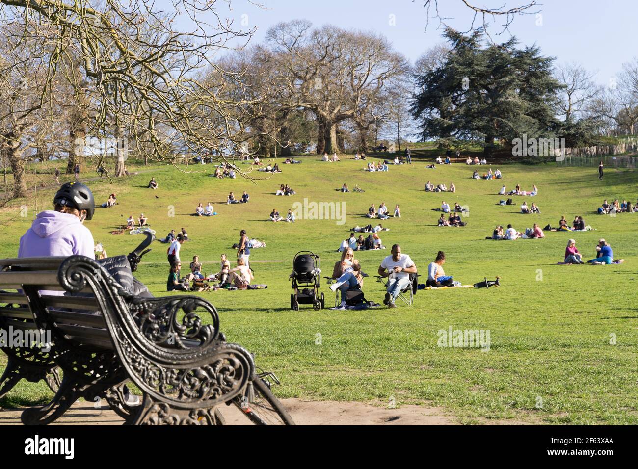 29 Marzo 2021 : i residenti locali si godono l'ondata di caldo di Primavera dopo il blocco al London greenwich Park Foto Stock