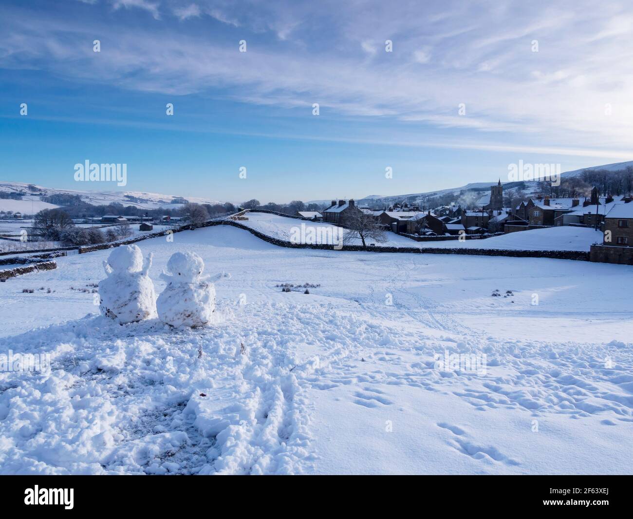 Snowmen in una mattina invernale, Hawes, Wensleydale, Yorkshire Dales National Park Foto Stock