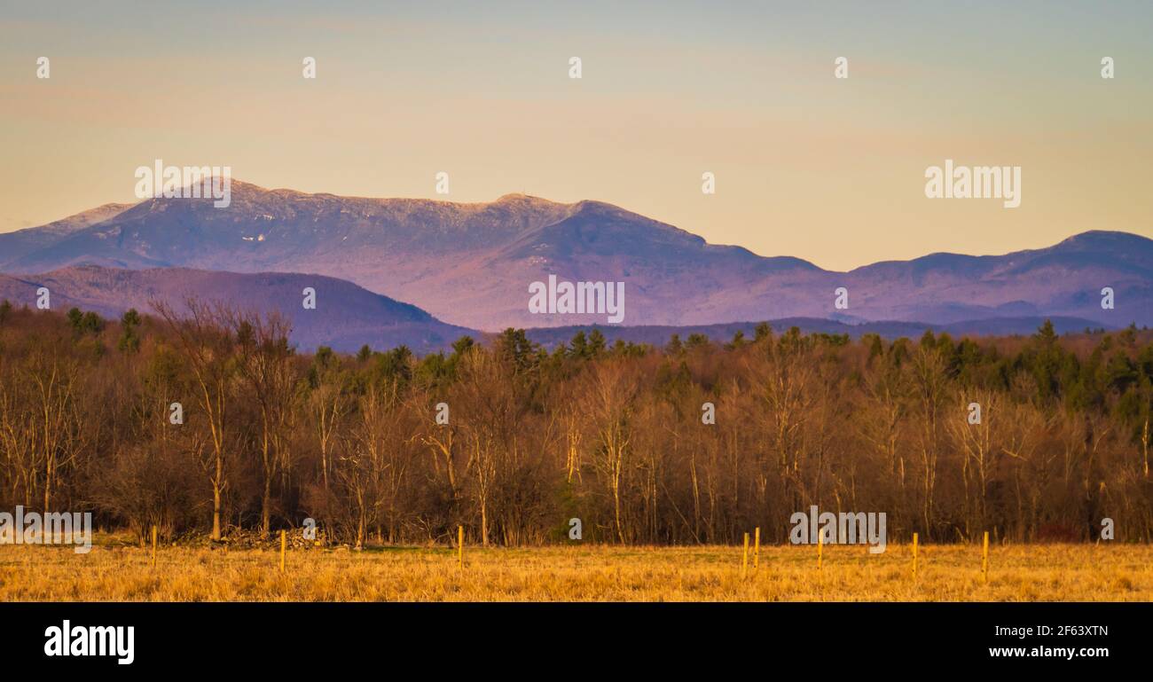 Il sole serale si illumina sul Monte Mansfield nel tardo inverno Le Vermont Green Mountains Foto Stock