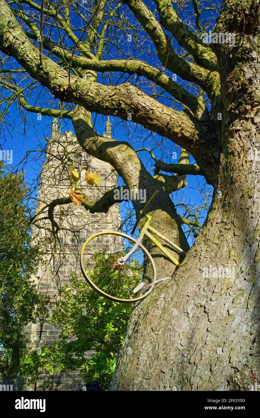 Regno Unito, South Yorkshire, Barnsley, Penistone, St John the Baptist Church e Tour De Yorkshire Bicicletta Foto Stock