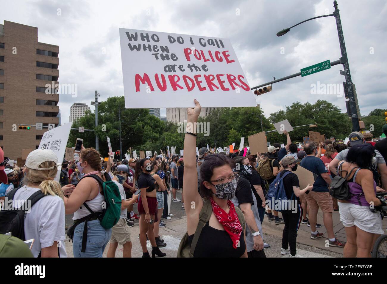 Austin, TX USA 31 maggio 2020: I manifestanti marciano al Campidoglio il secondo giorno di raduni contro il razzismo e l'uccisione di George Floyd da parte della polizia la scorsa settimana. Un rally ufficiale è stato annullato dagli organizzatori, ma più di 2,000 texani hanno comunque denunciato la violenza, l'odio e la brutalità della polizia. Bob Daemmrich Foto Stock