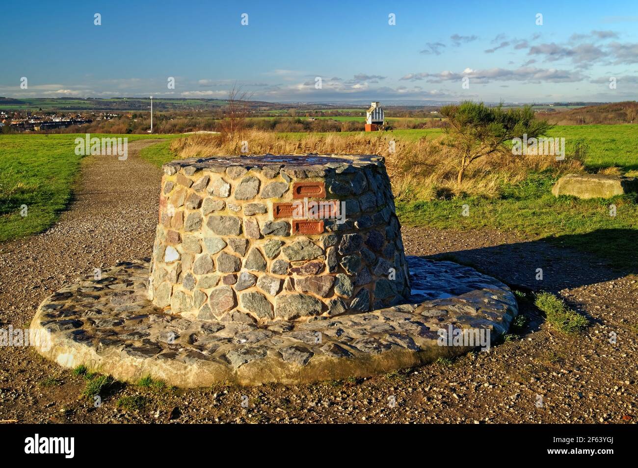 Regno Unito, South Yorkshire, Barnsley, Royston, Rabbit Ings Country Park, Stone Cairn Viewpoint Foto Stock